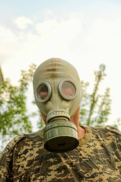 Men in gas mask looks at camera. - Foto, afbeelding