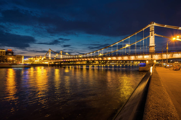 Pohled na západ slunce na Krymském mostě (Krymský most) v Moskvě, Rusko - Fotografie, Obrázek