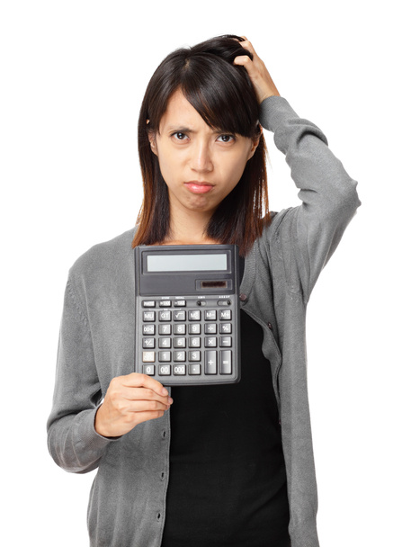 Азиатская женщина держит калькулятор
 - Фото, изображение