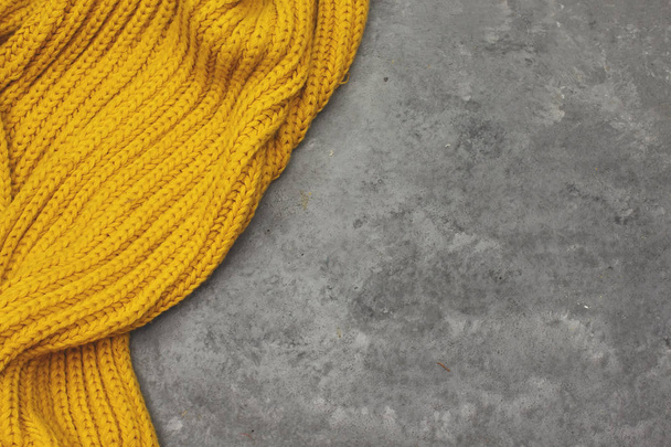 color mostaza bufanda de invierno de lana aislada sobre fondo de madera
 - Foto, Imagen