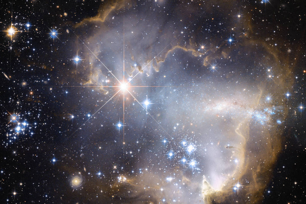 L'art de l'espace. Nébuleuses, galaxies et étoiles brillantes dans une belle composition
. - Photo, image