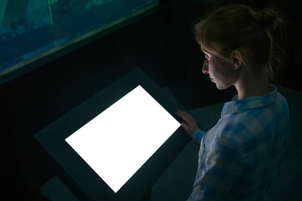 Макет зображення жінка, дивлячись на білий порожній сенсорний дисплей кіоск
 - Фото, зображення