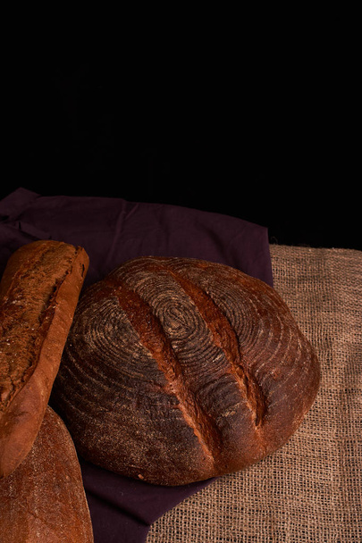Frash ποικιλία από ψωμί ψημένο στη λεηλασία φόντο κοιτάζετε από επάνω. Το top view - Φωτογραφία, εικόνα