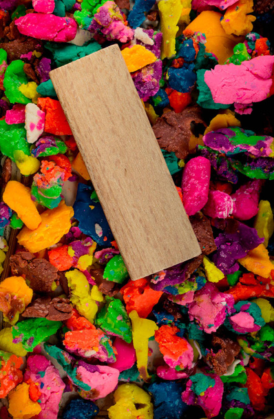 Κομμάτι ξύλου σε αποξηραμένα πολύχρωμα ζύμη παιχνίδι  - Φωτογραφία, εικόνα
