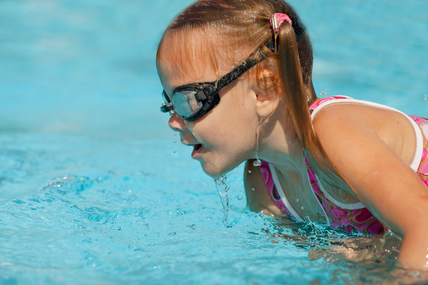 little girl playing in the swimming pool - Foto, Imagem
