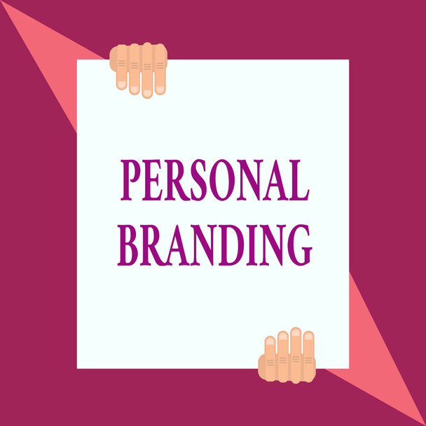 Koncepcyjny pisania ręcznego pokazując Personal Branding. Business Photo gablota praktyka ludzi marketingu siebie obraz jako marki dwie ręce posiadają jeden duży biały papier umieszczony na górze i na dole. - Zdjęcie, obraz