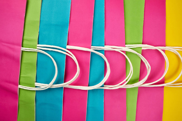 sacs à provisions en papier multicolore avec poignées
  - Photo, image