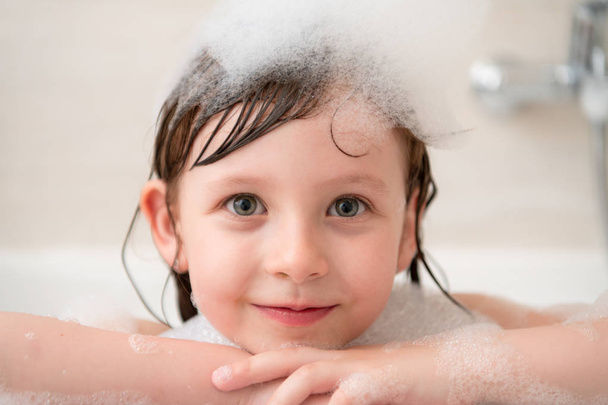 little girl in bath playing with foam - Valokuva, kuva