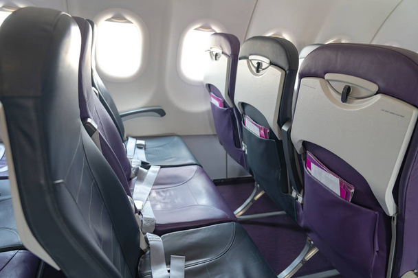 Repülőgép ülések a légiutas-kísérő gazdaság osztály és az ablakok a repülőgép. A kilátás a lőrés ablak fedélzetén egy Airbus az utazási koncepció vagy utasszállító légi közlekedés. - Fotó, kép