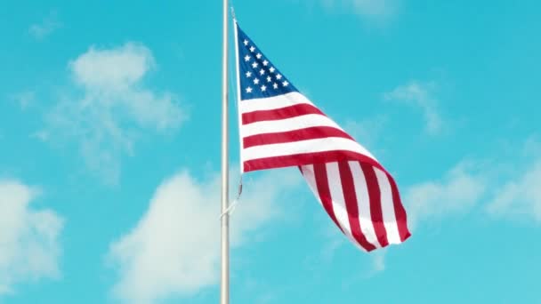 Rüzgarda dalgadalga dalga olan Amerikan bayrağı - Video, Çekim