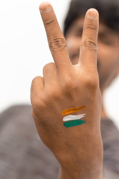 Manos con bandera india pintada mostrando Victoria o gesto V firmado
 - Foto, imagen