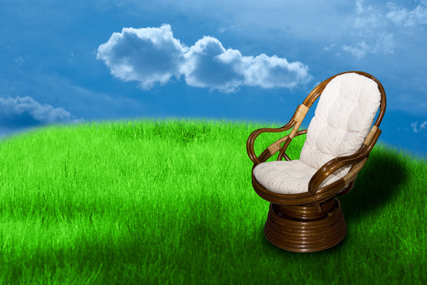 λικνίζοντας καρέκλα για την πράσινη χλόη - Φωτογραφία, εικόνα