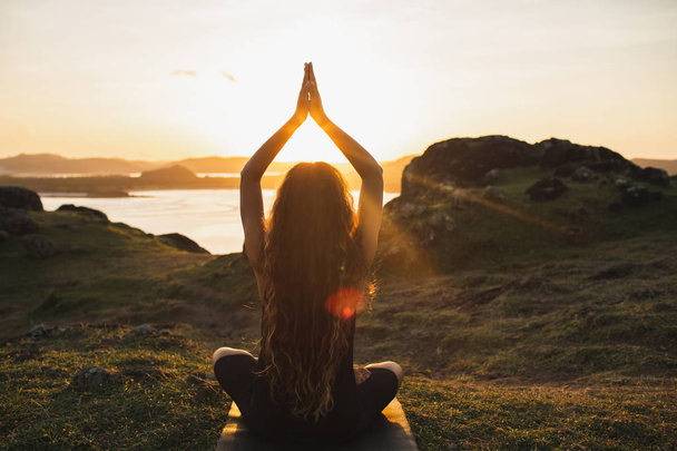 junge Frau praktiziert Yoga im Freien. spirituelle Harmonie, Intros - Foto, Bild