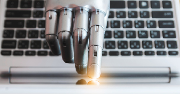 Roboterhände und -finger zeigen auf Laptop-Taste Berater chatbot Roboter-Konzept künstlicher Intelligenz mit Lichteffekt - Foto, Bild