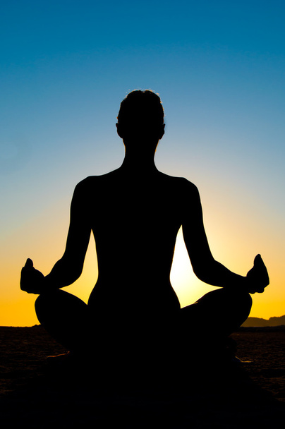 mujer en posición de loto de yoga
 - Foto, imagen
