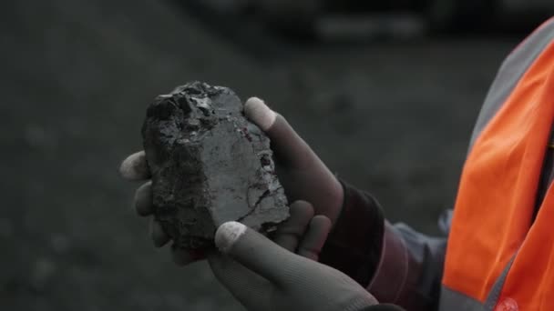 mineração de carvão mão segurar peça
 - Filmagem, Vídeo