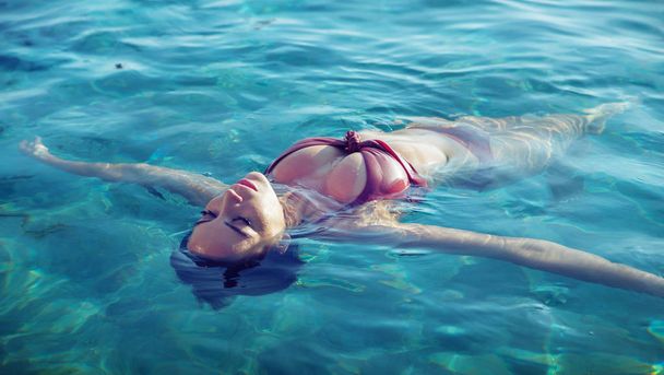 Sensual woman relaxing in the tropical, luxurious pool - Foto, Imagem
