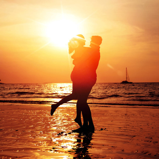 Cheerful couple enjoying summer on tropical beach - Foto, Imagen