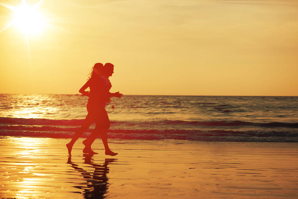 Nuori pari tekee lenkkeily trooppisella rannalla
 - Valokuva, kuva