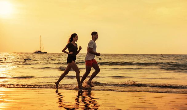 Jeune couple faisant du jogging sur la plage tropicale
 - Photo, image