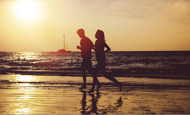 Jovem casal fazendo jogging na praia tropical
 - Foto, Imagem