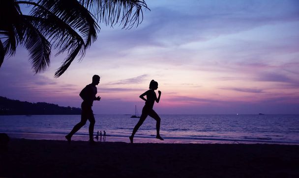 Молодая пара бегает по тропическому пляжу
 - Фото, изображение