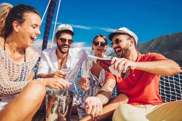 Amici sorridenti con bicchieri di champagne sullo yacht. Vacanza, tr
 - Foto, immagini