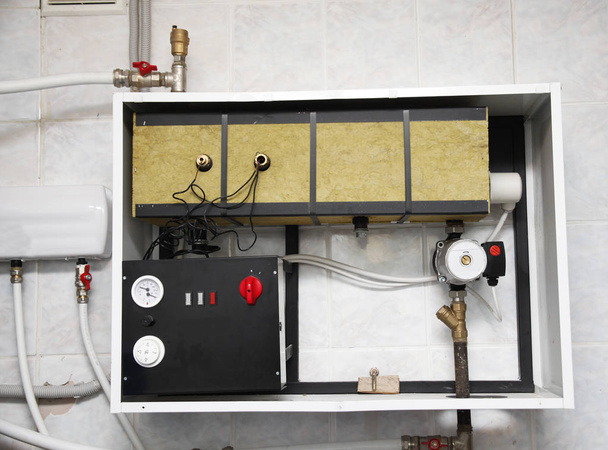 Reparación de placa de caldera eléctrica abierta, instalar. sistema de calefacción central, calefacción eléctrica de agua, caldera
. - Foto, Imagen