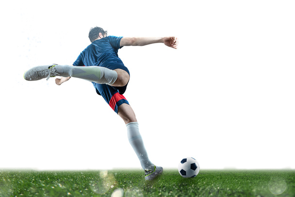 Scena di calcio durante la partita notturna con il giocatore che calcia la palla con il potere
. - Foto, immagini