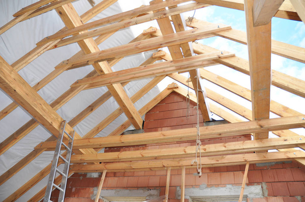 Construcción de techos, vigas de techo de madera, balseros, construcción del ático de la casa del marco
. - Foto, imagen