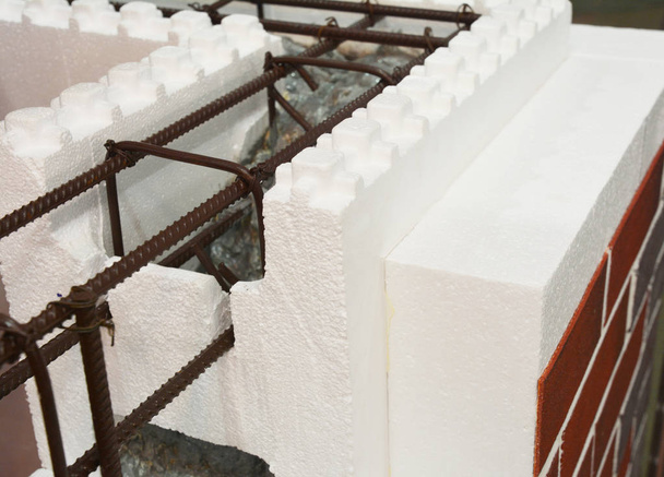 Изолирующие бетонные формы ICF с металлическими железобетонными стенами
.  - Фото, изображение