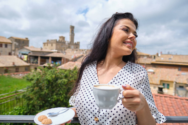 Morning coffee on the balcony overlooking the Italian city - Foto, afbeelding