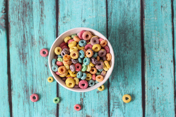 cereali multicolori in una ciotola bianca su fondo blu
 - Foto, immagini