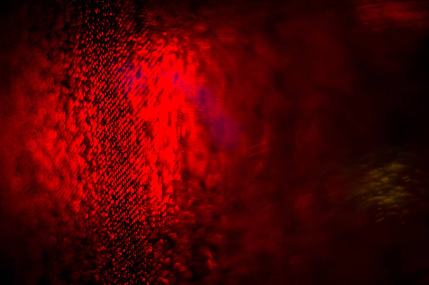 Fondo de desenfoque abstracto de la iluminación roja durante la lluvia
 - Foto, Imagen