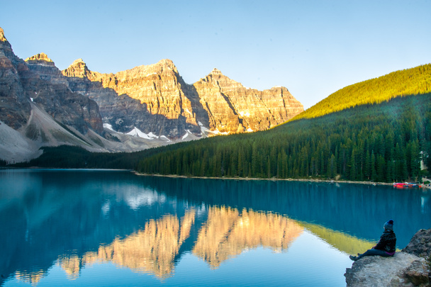 Ekscytujący widok na jezioro Moraine i pasmo górskie w kanadyjskich Rockies, Park Narodowy Banff, Alberta, Kanada  - Zdjęcie, obraz
