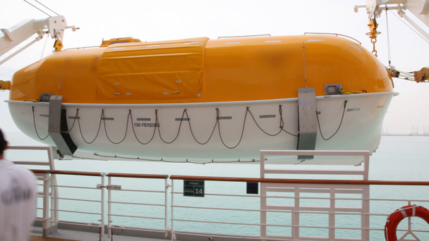 Safeboat wird auf dem Deck des Schiffes verladen - Filmmaterial, Video