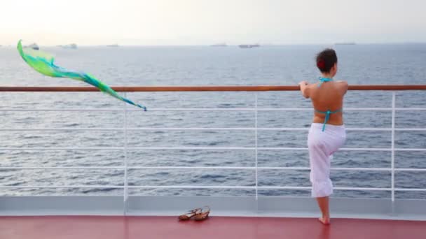 Woman stands on deck of cruise liner - Filmagem, Vídeo