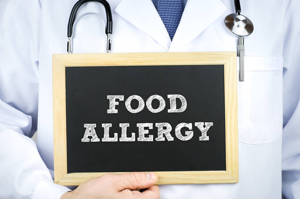 Диагностика пищевой аллергии на доске врачом
 - Фото, изображение