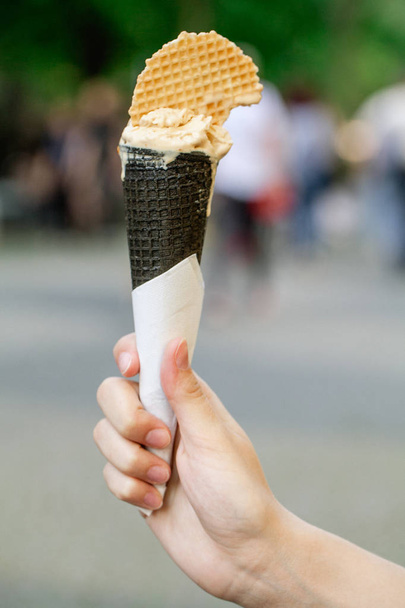 女性の手にワッフルカップのアイスクリーム。夏の気分. - 写真・画像