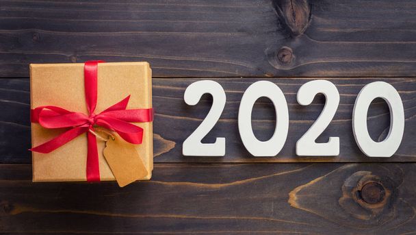 Nuovo concetto anno - Numero 2020 per il nuovo anno e scatola regalo marrone o
 - Foto, immagini
