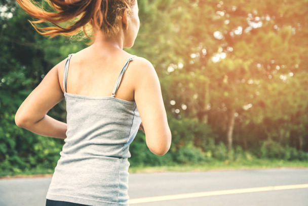 Kadınlar sokakta koşuyor. Doğa parkı. egzersiz, runing, sağlık, rahatla. - Fotoğraf, Görsel