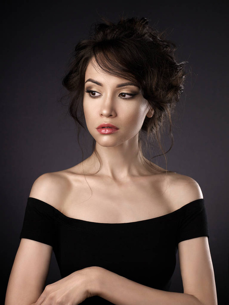 Beautiful woman with elegant hairstyle on black background - Foto, afbeelding