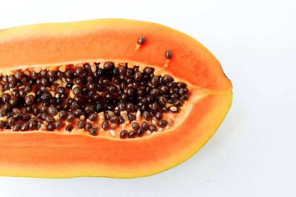 reife Papaya isoliert auf weißem Hintergrund - Foto, Bild