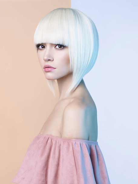 Fashion beautiful blonde with short haircut - Foto, afbeelding