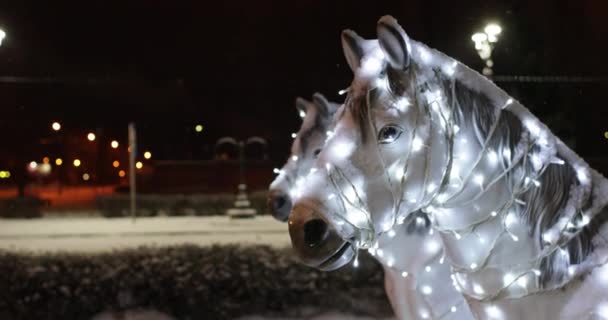 horses with a carriage festoon. New Years street decoration - Felvétel, videó