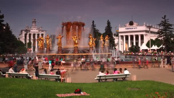 Square in All-Russian Exhibition Centre (VDNKH) with fountain. - Imágenes, Vídeo