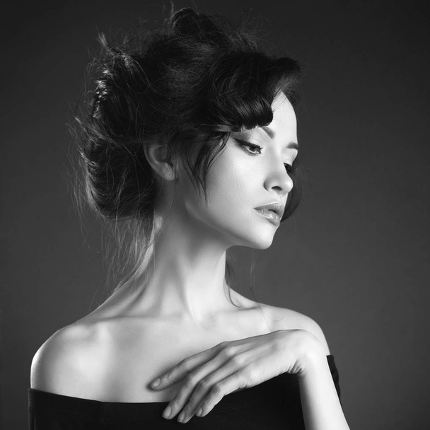 Beautiful woman with elegant hairstyle on black background - Foto, Bild