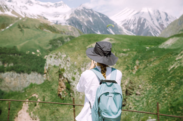 Mujer joven turista tomando fotos en su teléfono móvil de las montañas
 - Foto, imagen