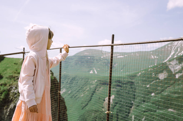 Bambina sulle montagne di Gudauri ammirando la natura
 - Foto, immagini