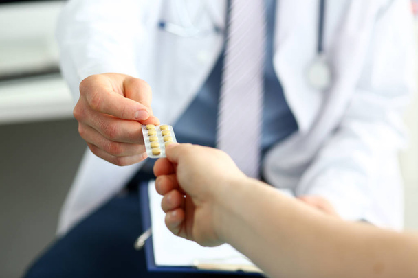 Medico ad tablettát a betegek - Fotó, kép